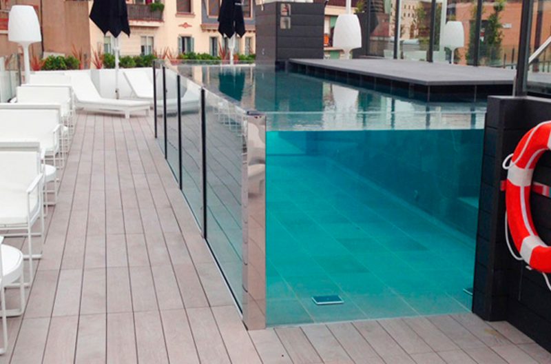 construcción de piscinas con muros de cristal