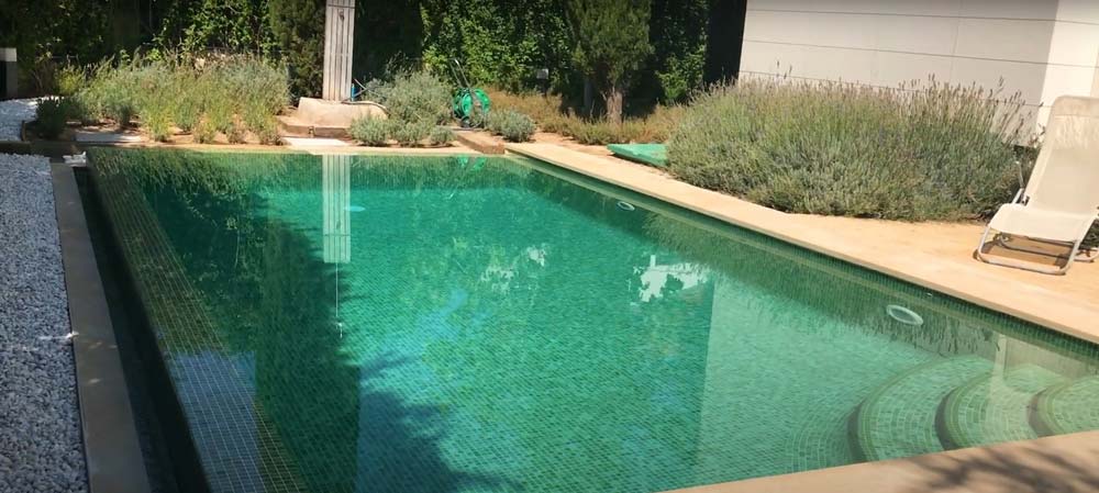 piscina mboí infinity desbordante mosaico verde