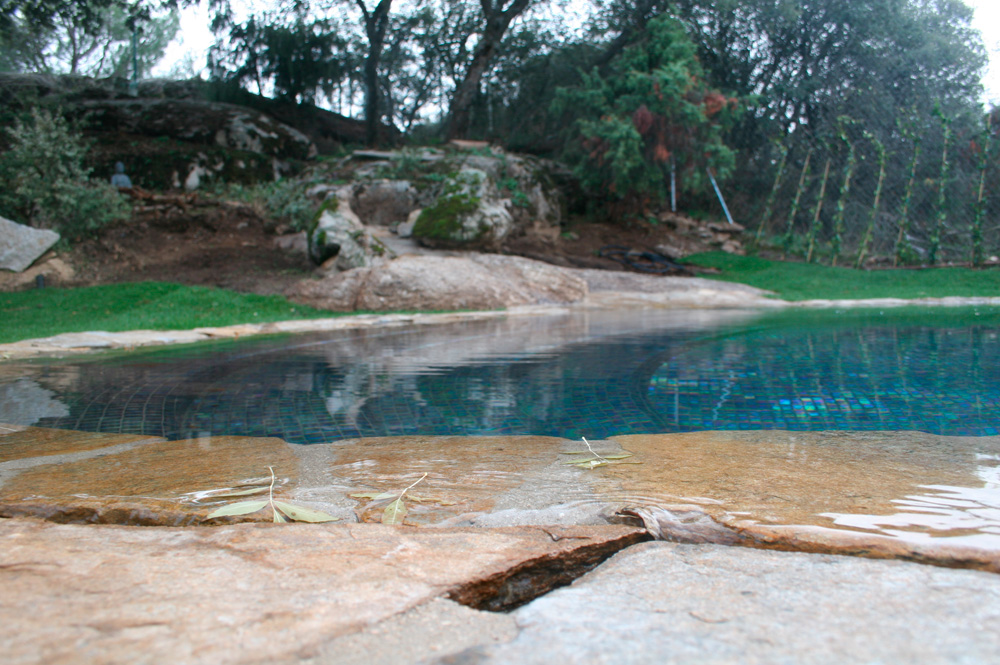 piscina imitación lago detalle rebosadero