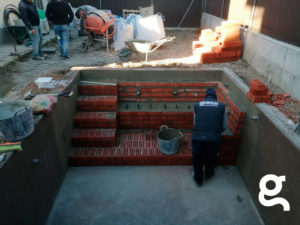 Construcción de escalera + banco piscina